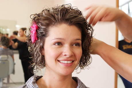 como-fazer-penteados-em-cabelos-cacheados-curtos-32 Как да направите прически за къдрава коса къса