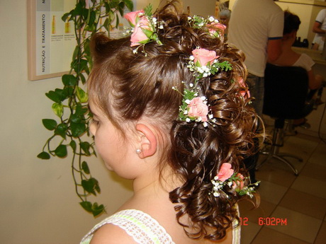 penteado-para-daminha-de-casamento-99_10 Прическа за момичета с цветя сватба