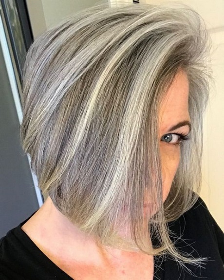 cabelos-grisalhos-curtos-femininos-2023-26_10 Дамска къса сива коса 2023