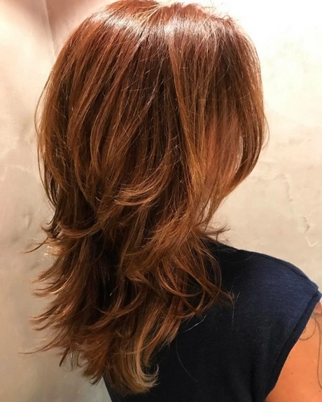 cortes-e-cores-de-cabelo-feminino-2023-86_7-14 Дамски прически и цветове на косата 2023