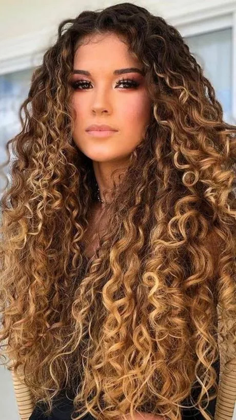 tendencia-de-cor-para-cabelos-cacheados-2023-54_13-7 Цветна тенденция за къдрава коса 2023
