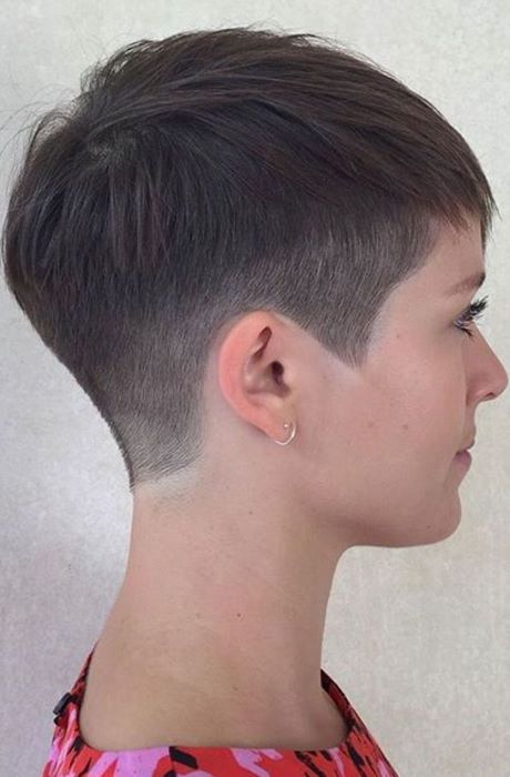Подстригване кратко за жени, с типография