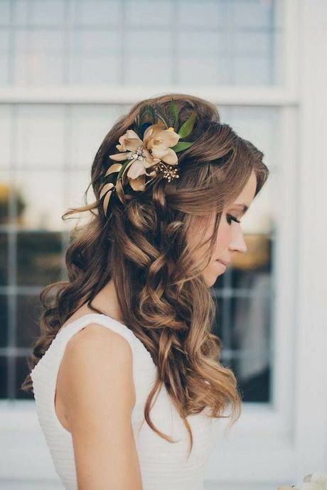 Прическа с цвете в косата свободно