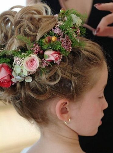 penteado-para-florista-infantil-de-casamento-73_5 Прическа за момиче цвете детска сватба