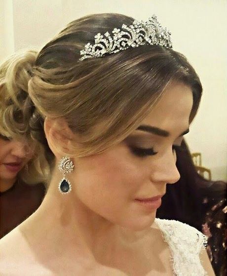 penteados-de-noiva-com-tiara-de-princesa-30 Сватбени прически с принцеса диадема