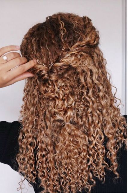penteados-faceis-de-fazer-sozinha-em-cabelos-cacheados-54_10 Прически лесно да се направи сам на къдрава коса