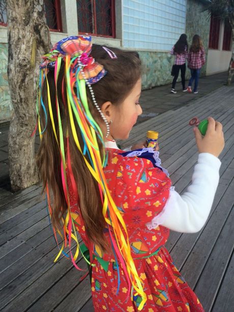 penteados-juninos-para-cabelos-cacheados-infantil-66_3 Juninos Прически за къдрава коса за деца