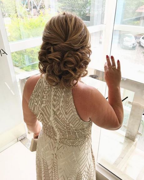 penteados-para-casamento-mae-do-noivo-cabelo-medio-42 Прически за сватбата майка на младоженеца коса медио