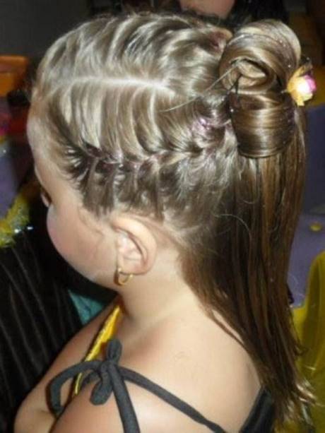 penteados-para-damas-de-honra-infantil-cabelo-cacheado-24_13 Шаферски прически, бебешка къдрава коса