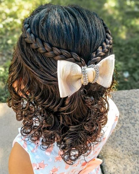 penteados-para-daminha-cabelo-cacheado-41_11 Прически за момичета с къдрава коса цветя