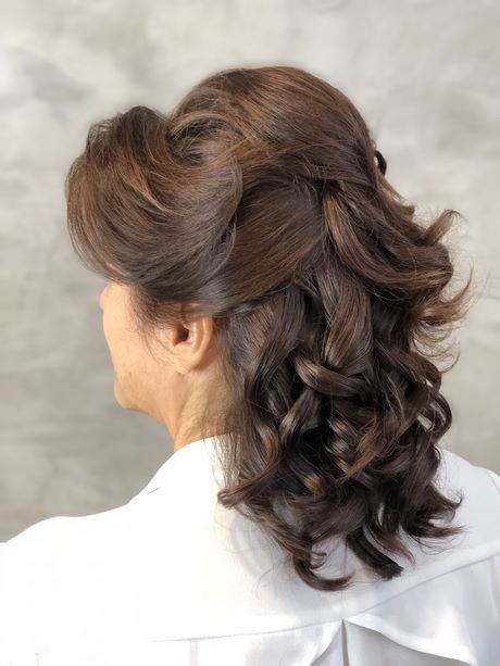 penteado-mae-de-noiva-cabelo-medio-65_18 Прическа на булката мама средна коса
