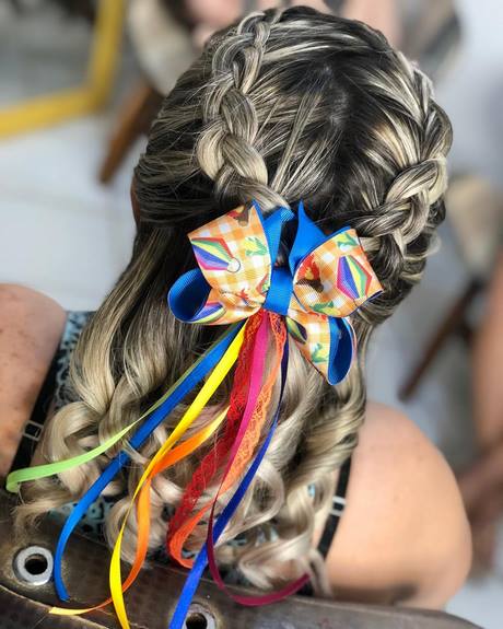 penteados-com-fitas-para-cabelos-cacheados-64_17 Прически с панделки за къдрава коса