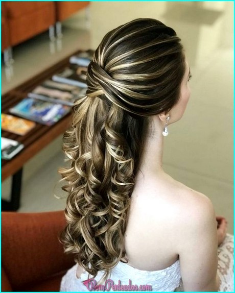 penteados-para-casamento-mae-da-noiva-cabelo-longo-73_11 Прически за сватба дълга коса на булката мама