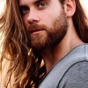 Как да срешете дълга коса мъж